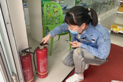網(wǎng)格員進(jìn)商鋪 隱患排查為安全