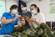 粽香話端午 情滿鄰里情