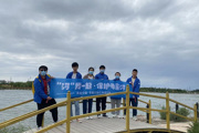 一二三團(tuán)團(tuán)委開(kāi)展“河’我一起,，保護(hù)母親河”凈灘行動(dòng)