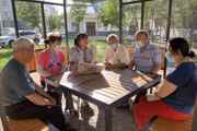 一三一團干群認真學(xué)習(xí)兵團第八次黨代會精神