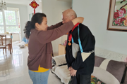 天北新區(qū)玫瑰園社區(qū)黨支部為50年黨齡老黨員頒發(fā)紀(jì)念章
