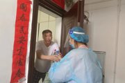 毓秀里社區(qū)工作人員化身“采購員”為居家休息人員送物資