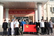 一三〇團(tuán)：黨旗在陣地飄揚(yáng),，黨徽在一線閃光 - 副本