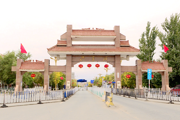 一三〇團(tuán)共青鎮(zhèn)：張燈結(jié)彩迎國(guó)慶 滿城洋溢“中國(guó)紅”