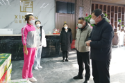 情系一線,，守護(hù)健康,！七師醫(yī)院院領(lǐng)導(dǎo)慰問定點(diǎn)救治醫(yī)院醫(yī)護(hù)人員