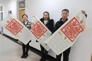 一三一團：送掛歷上門 情暖百姓心