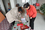 123團(tuán)國土資源分局節(jié)前慰問分局退休干部